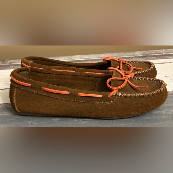 Minnetonka Womens Brown Suede Kilty Hardsole moccasins with Coral Laces - Size 9 - Picture 3 of 8